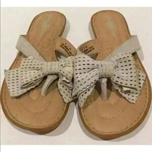 Born crown sandals size 4 suede leather flip-flop